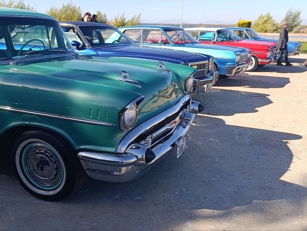Klasik otomobiller Beyşehir’i salladı! Göl etrafında tur attılar 1